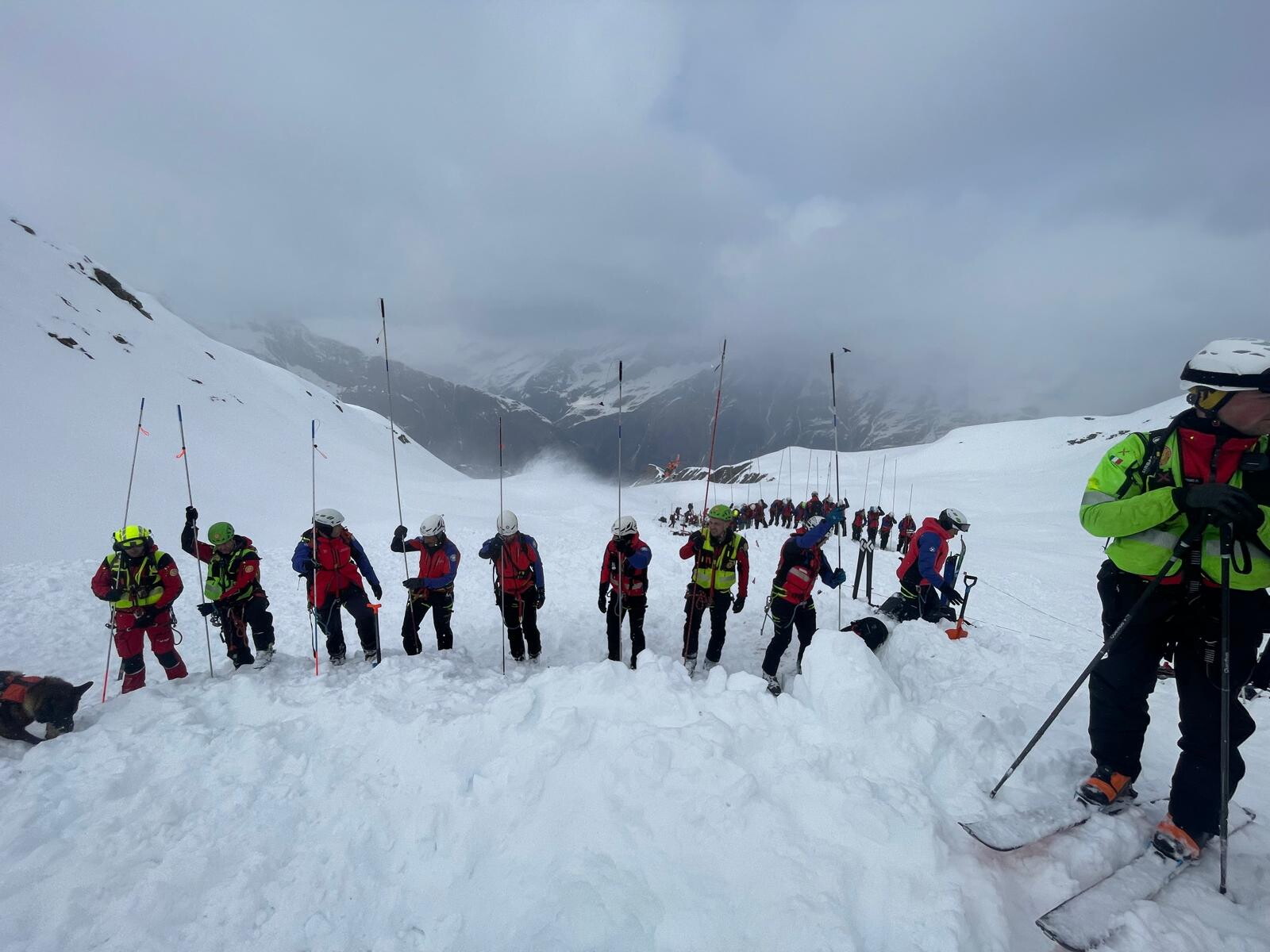 Valanga in Alto Adige, 25 scialpinisti coinvolti e 2 morti. Cinque feriti, tre sono gravi