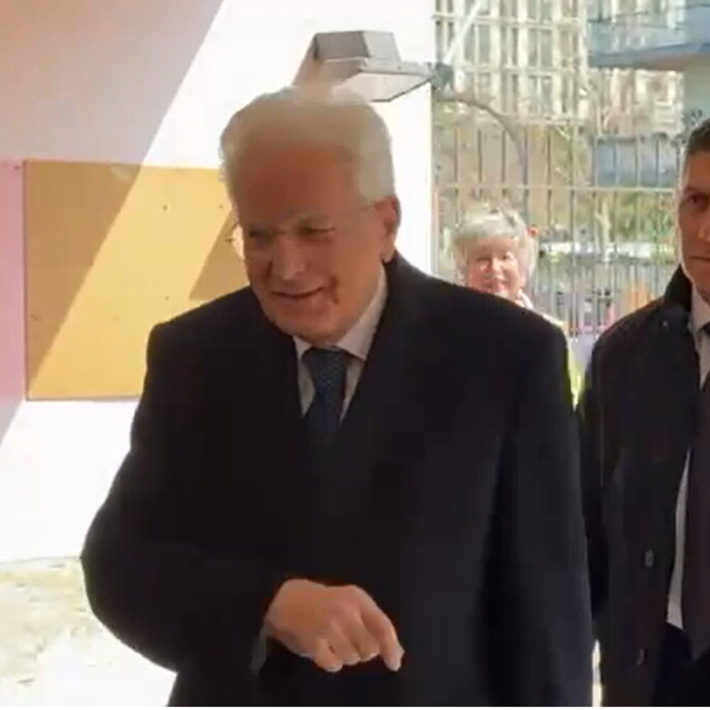 Mattarella voted, applause as he left the polling station