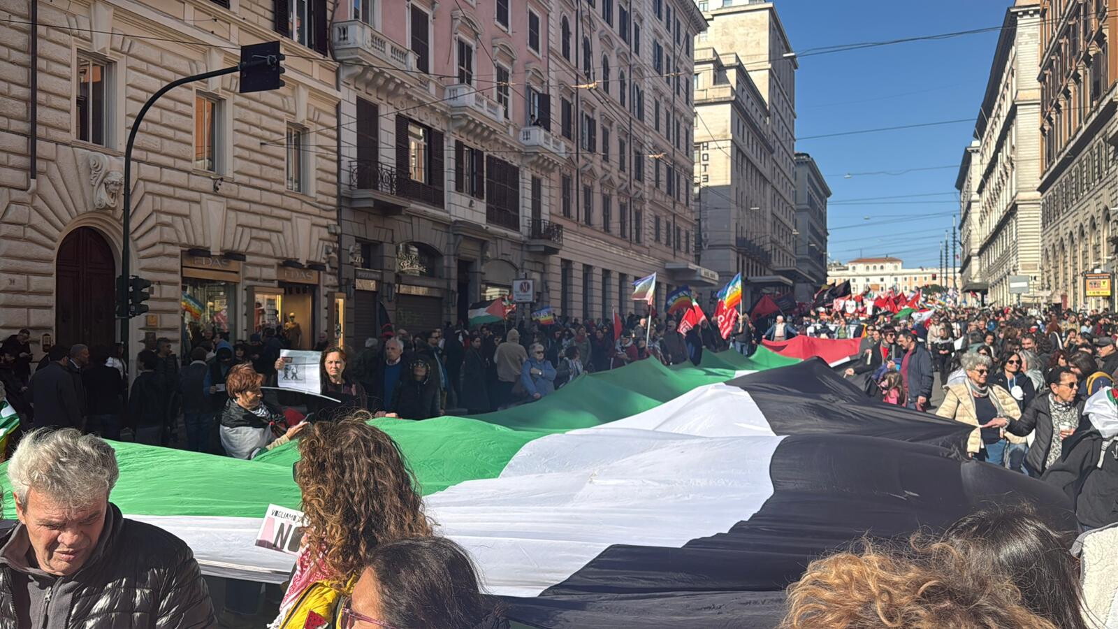 A Roma il corteo 'No Kings' contro Trump. Gli organizzatori: "Siamo 300mila"