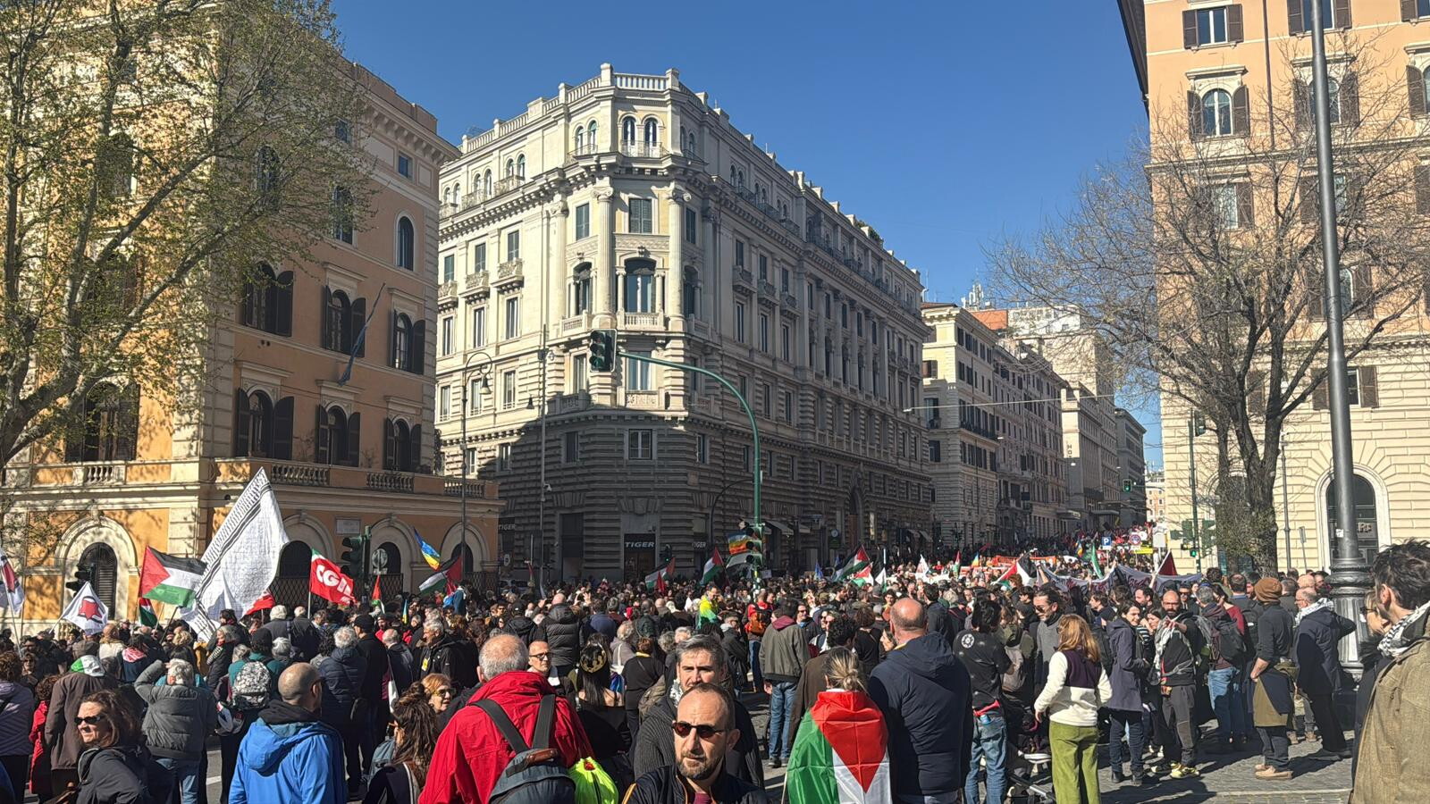 "Successo oltre le aspettative", il corteo 'No Kings' di Roma prosegue fino al Verano
