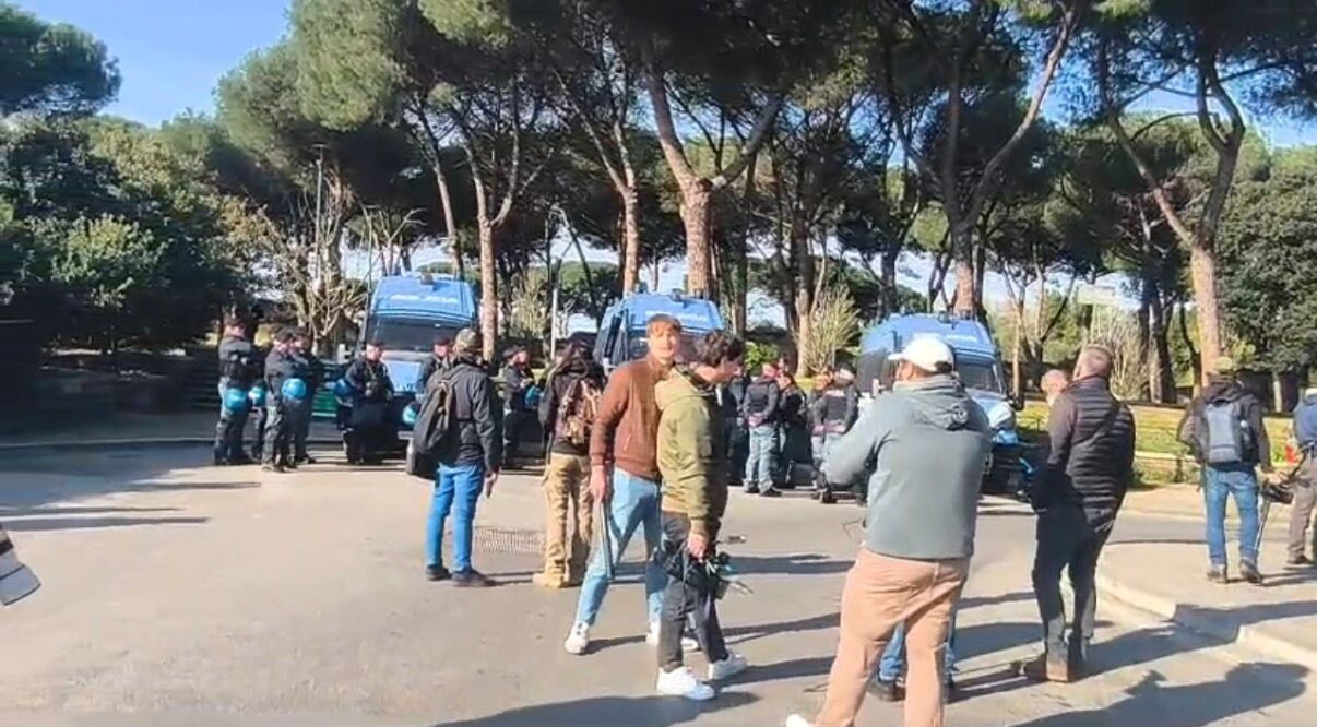 Anarchici sfidano il divieto del questore, 91 fermi preventivi