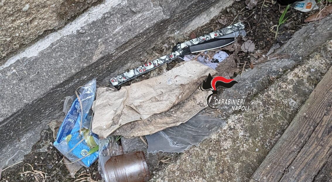 Scampia, 14enne accoltellato alla gamba nei bagni della scuola