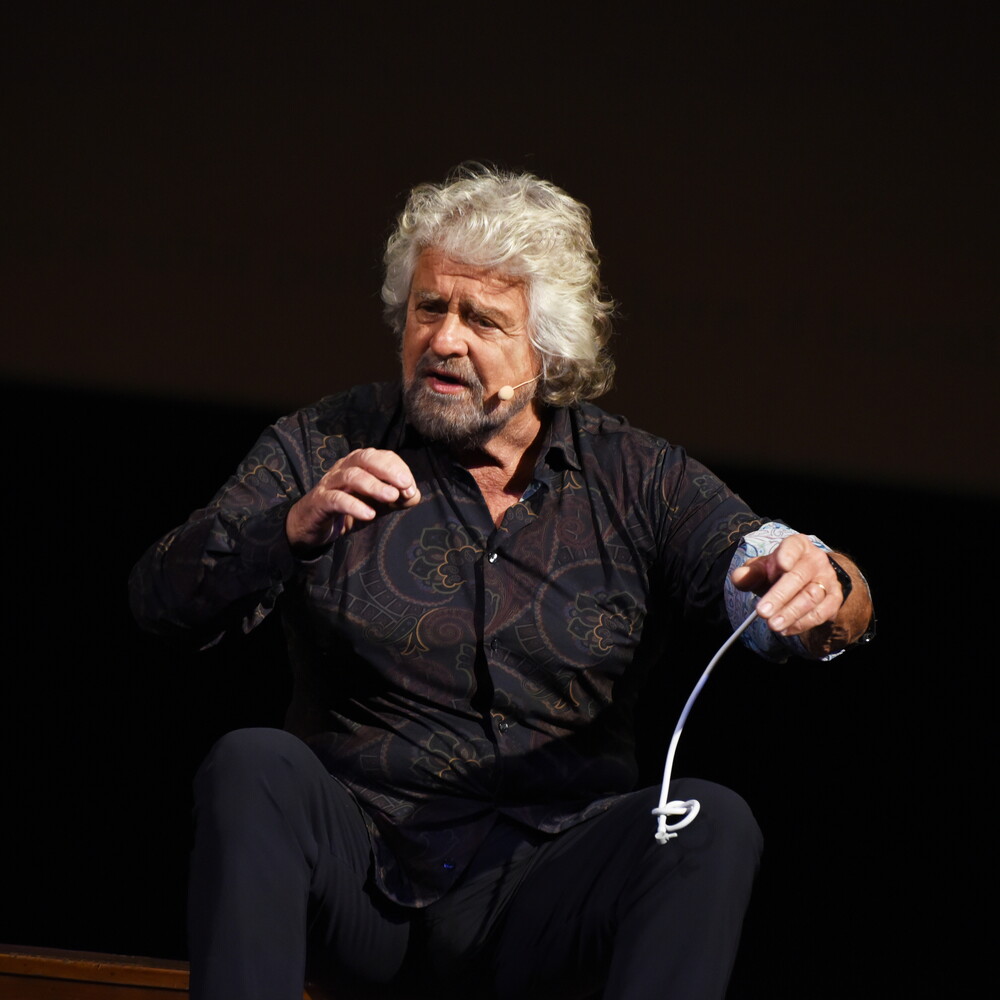 Beppe Grillo starts the court case to get back the symbol of the 5 Star Movement