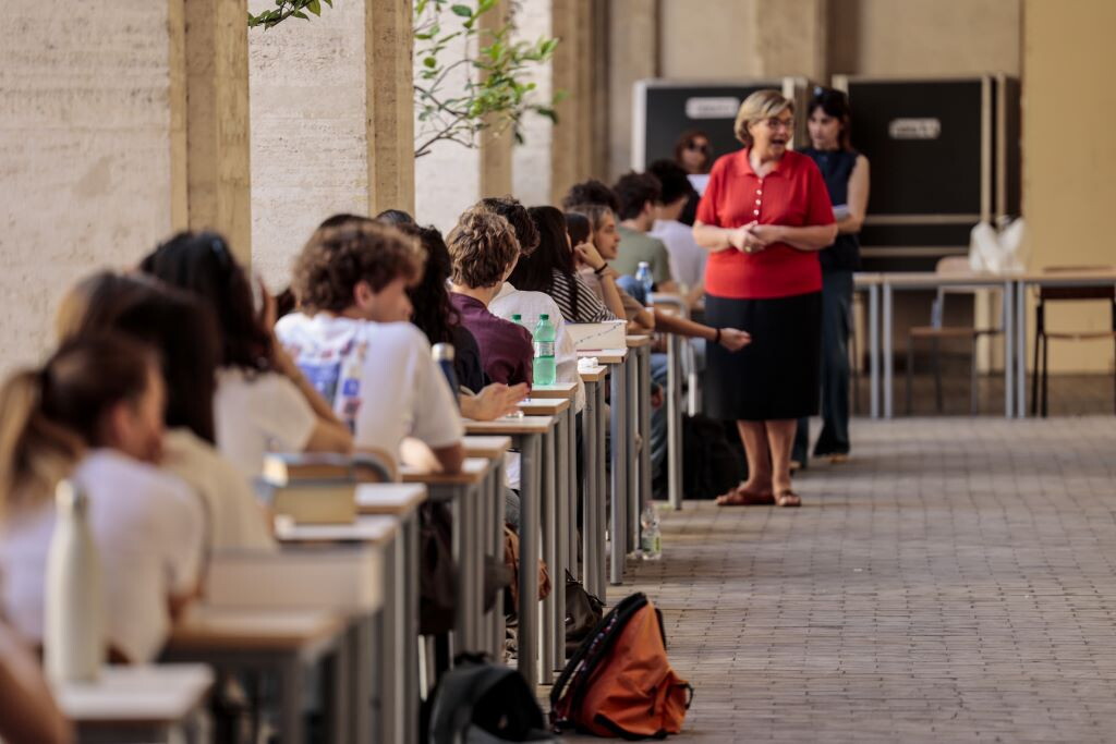 Via libera agli aumenti degli stipendi nella scuola: +143 euro per i docenti
