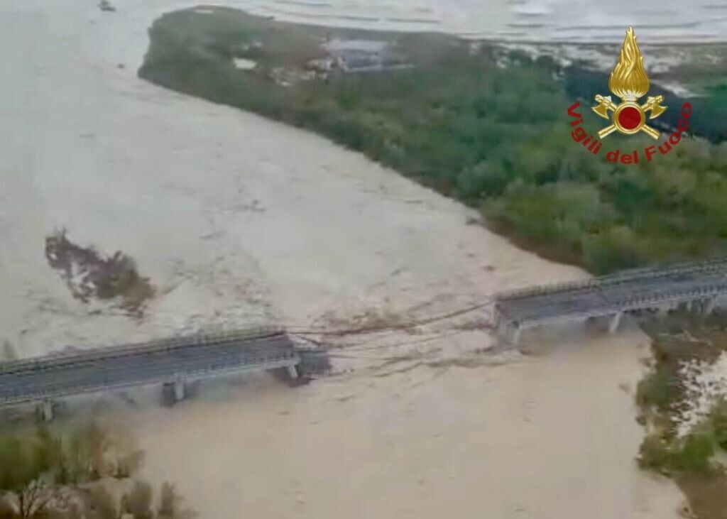 Maltempo: collassa un ponte lungo la statale Adriatica in Molise. Si cerca un uomo, la sua...