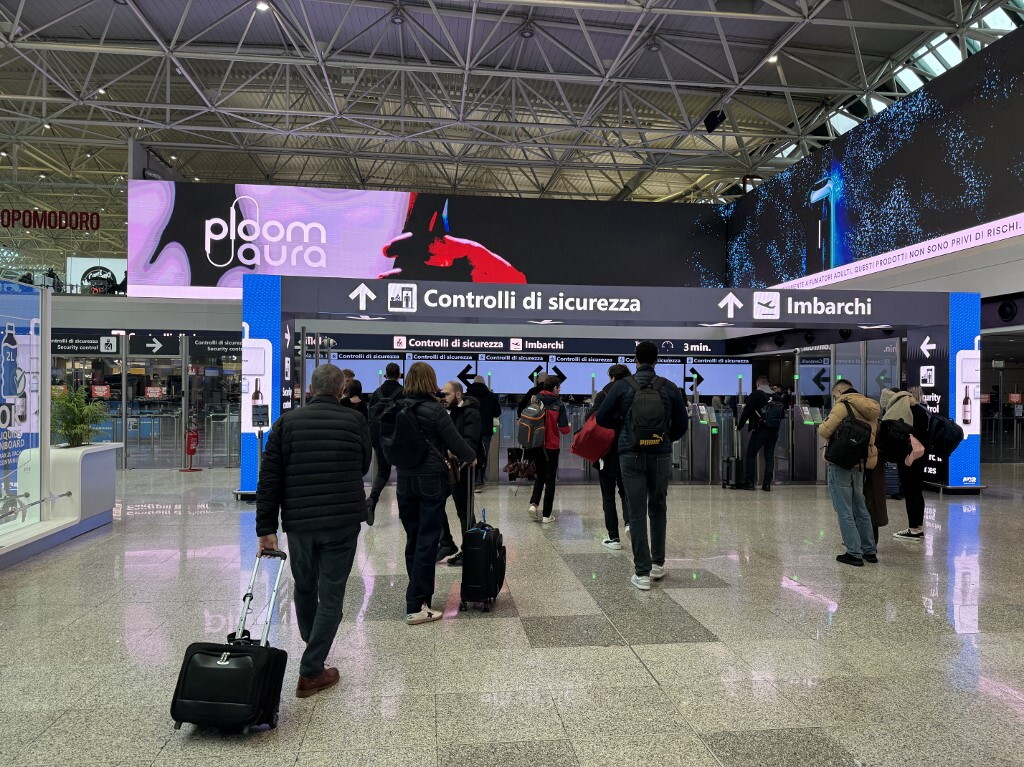 Estate 'nera' nei cieli tra rincari e voli a rischio