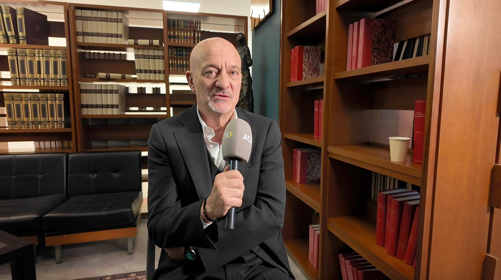 In Rai c'è un nuovo commissario, Claudio Bisio "l'anti-Schiavone"