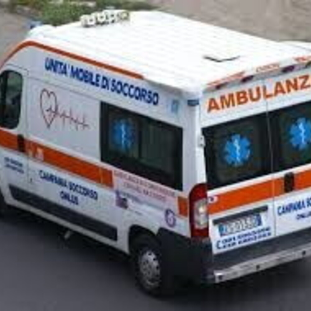 Bologna, 12enne precipita nella tromba delle scale e muore