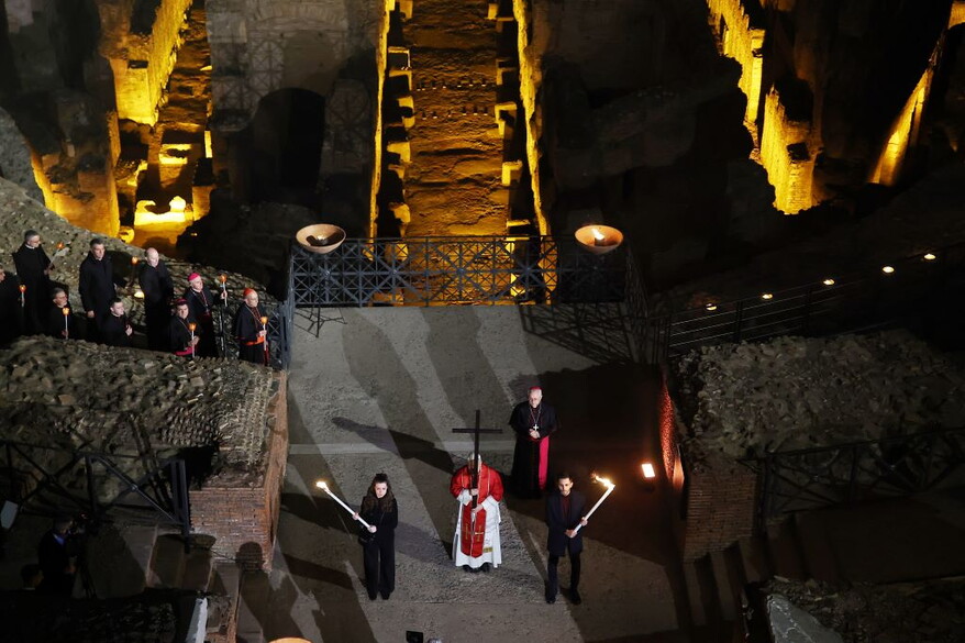 In 30mila per la Via Crucis al Colosseo. Scelta forte del Papa: porta la Croce per tutte l...