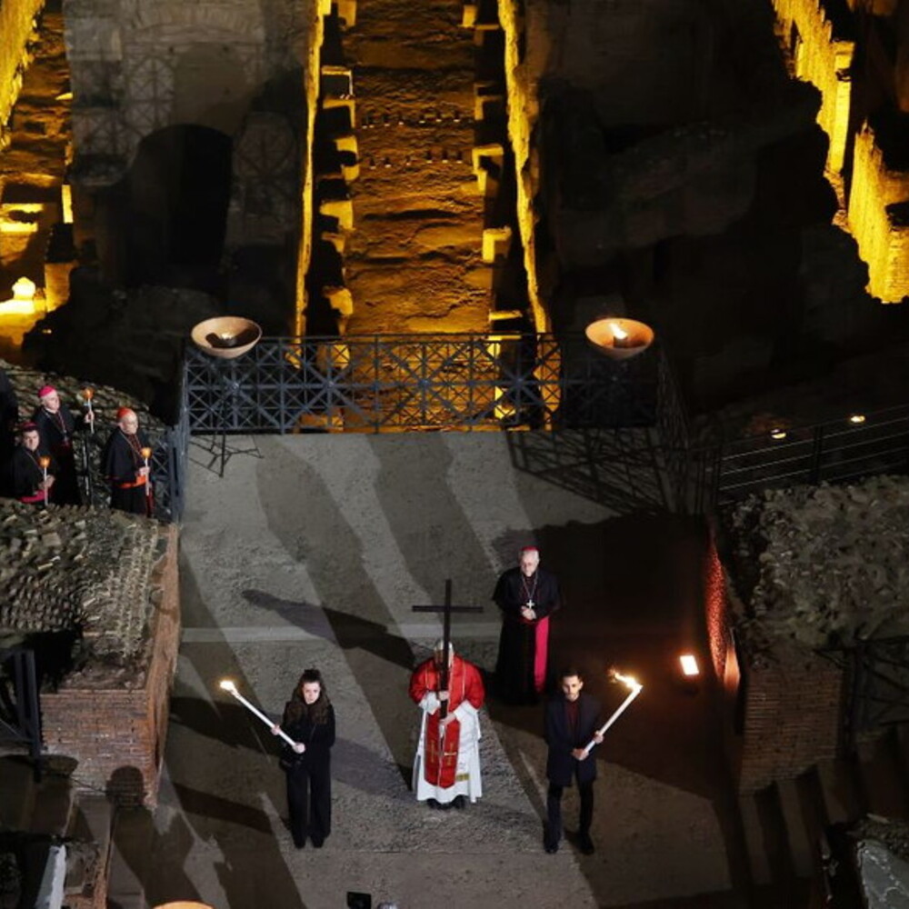 La Via Crucis al Colosseo. Scelta forte del Papa: porta la Croce per tutte le 14 stazioni