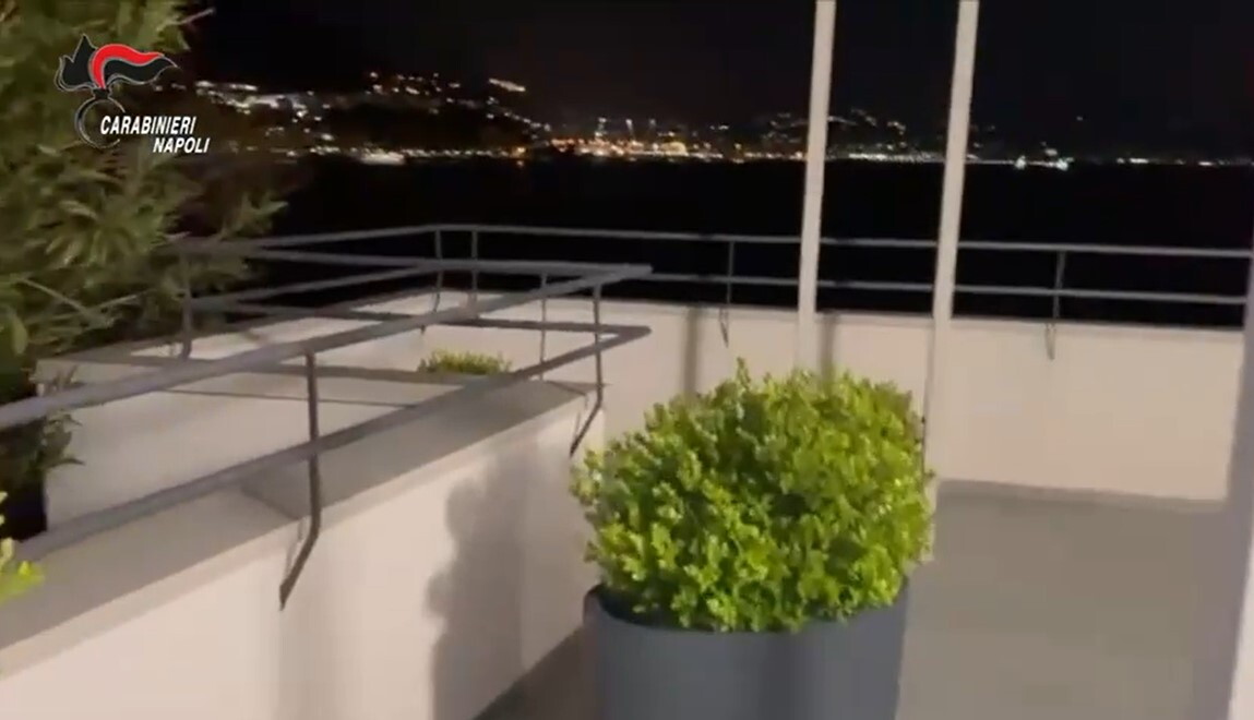 Il momento dell'arresto del boss Roberto Mazzarella