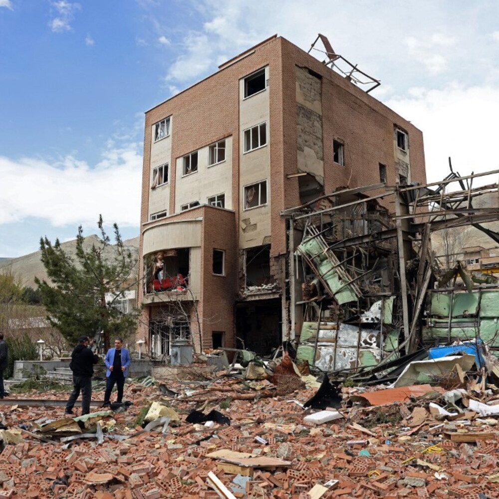 Trump all’Iran: "Open Hormuz. Without an agreement I devastate everything and take the oil"