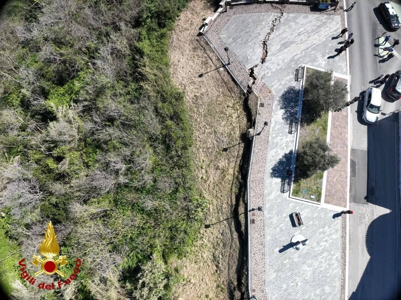 Si risveglia la frana di Petacciato, Nord e Sud divisi, stop ai treni