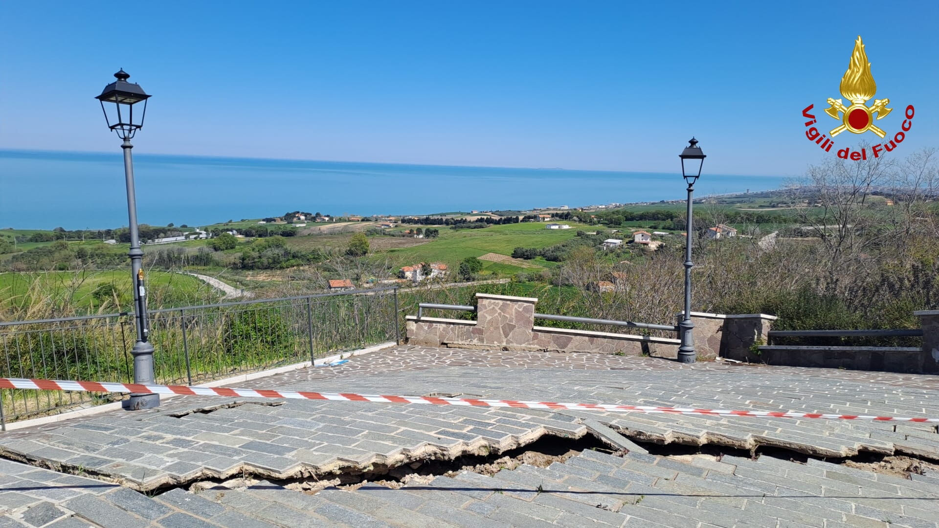 Frana di Petacciato: Meloni fa il punto con i ministri. Stop ai treni sulla linea adriatic...