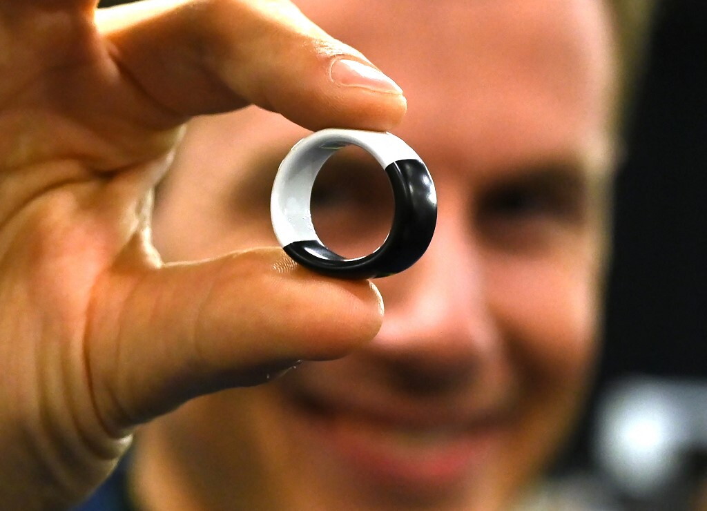 Un anello rende l'IA 'estensione' del cervello