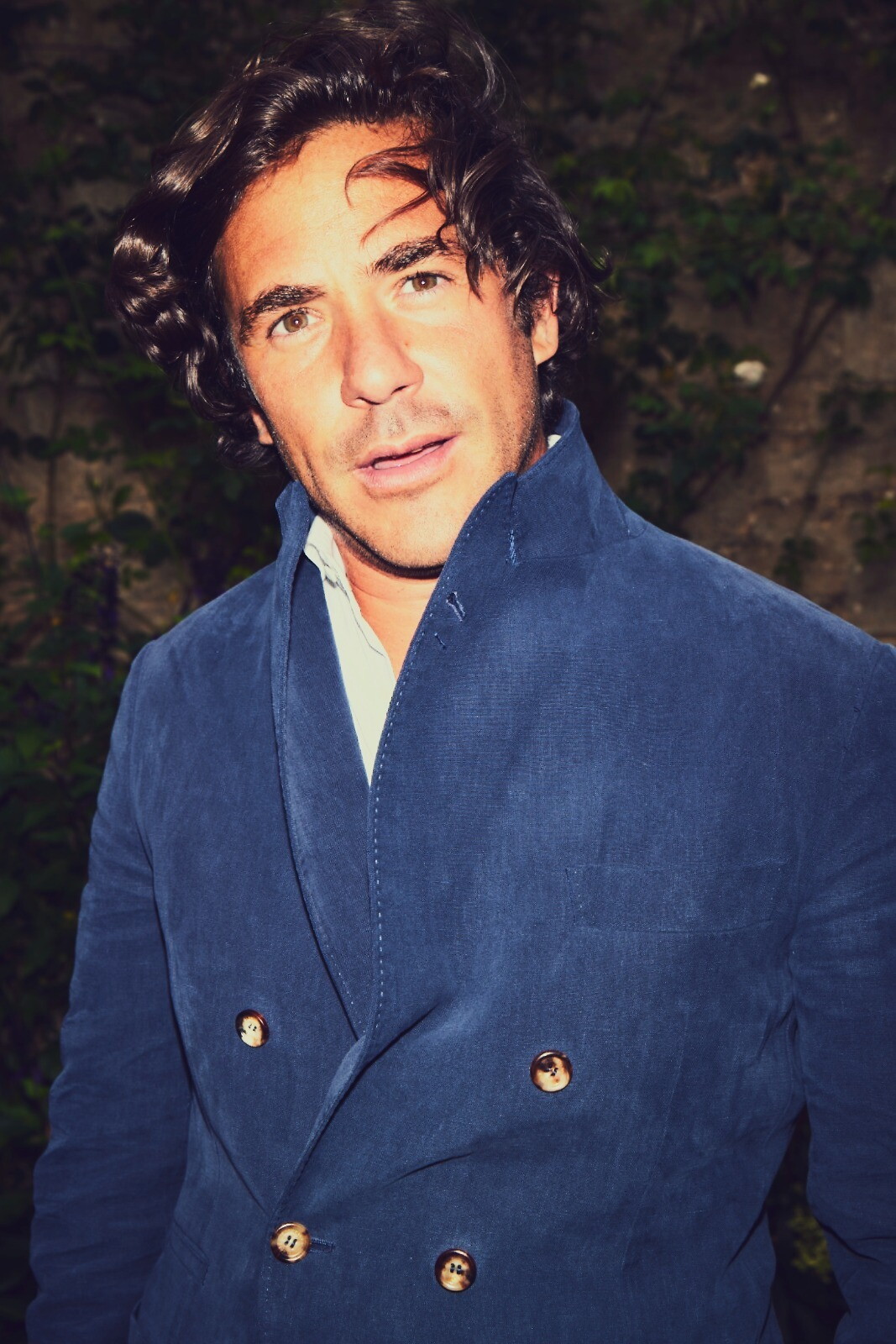 Jack Savoretti pubblica un disco in "jeans e maglietta bianca"