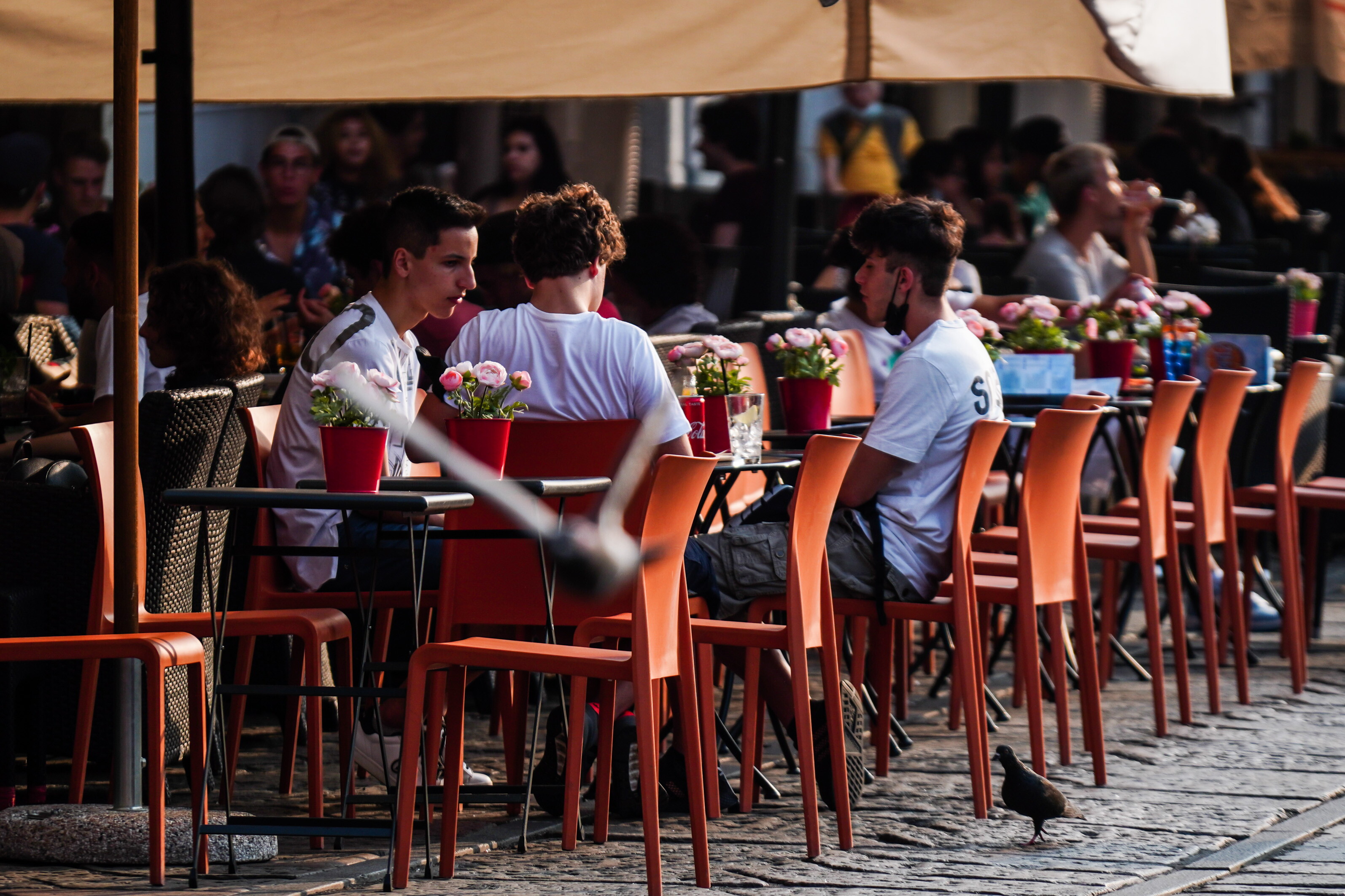 Gli versano olio motore in un drink, minorenne avvelenato a Verbania