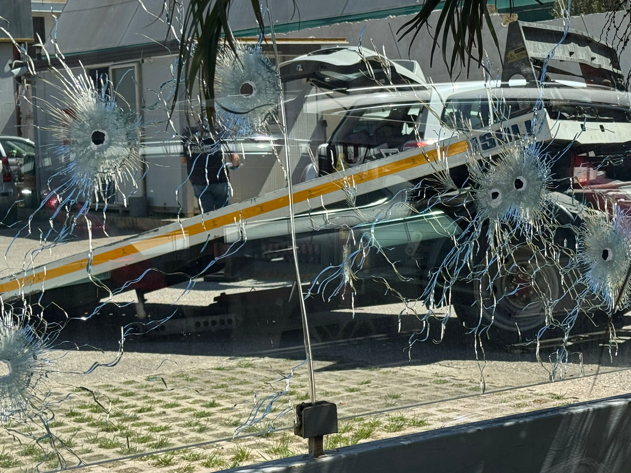 Raffica di Kalashnikov a Palermo, 30 colpi contro autorimessa