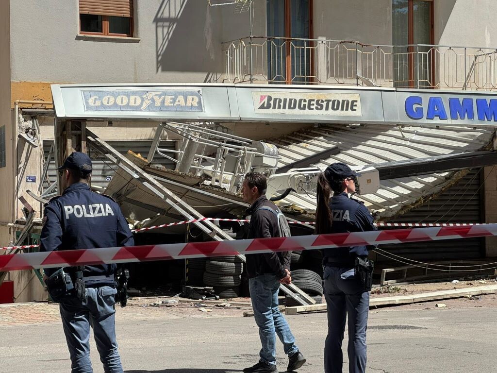 Cede il 'braccio' di una gru: morti due operai a Palermo