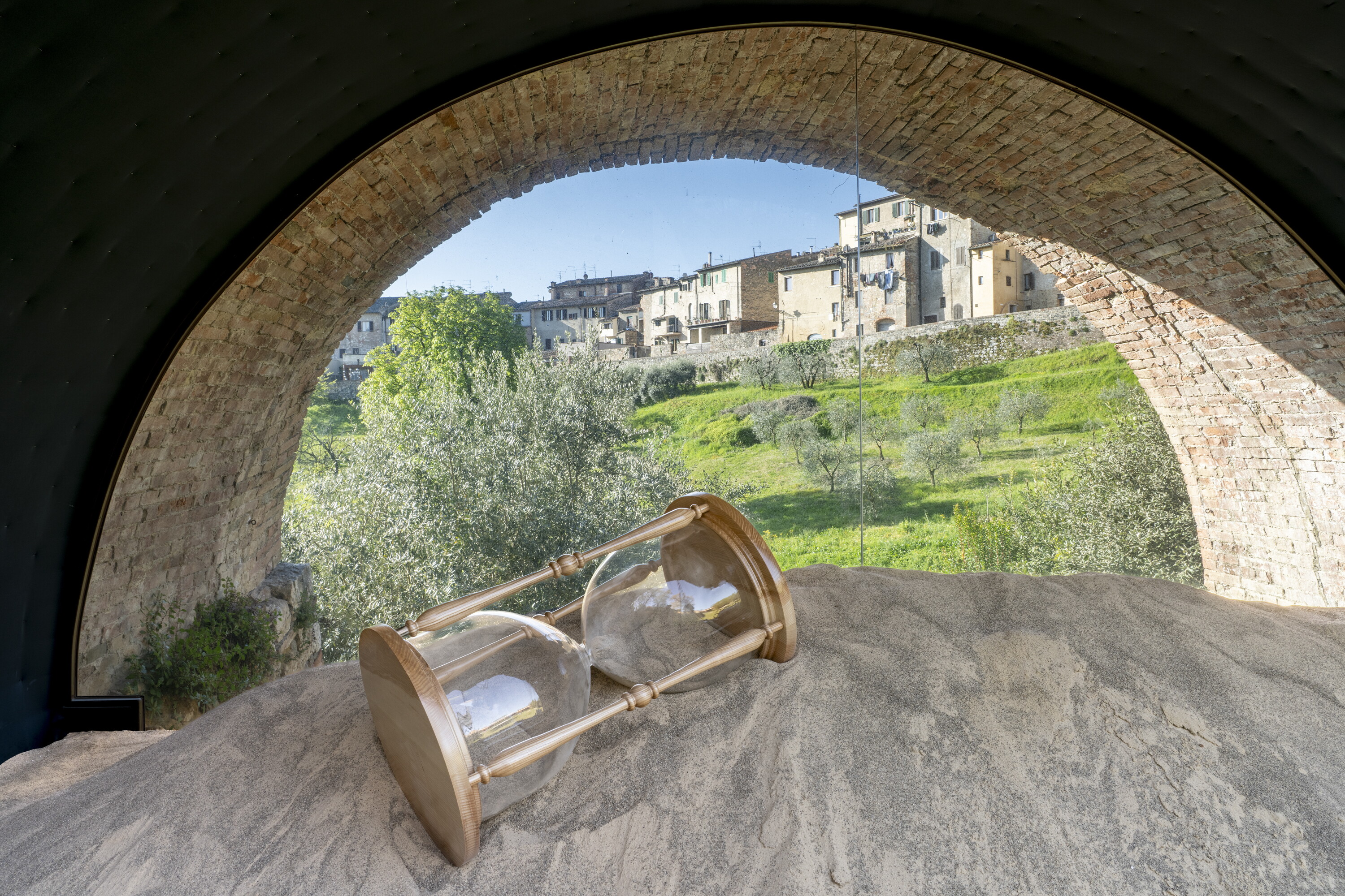 Arte: 'Sotto gli Archi del Tempo', le installazioni di sabbia di Erlich