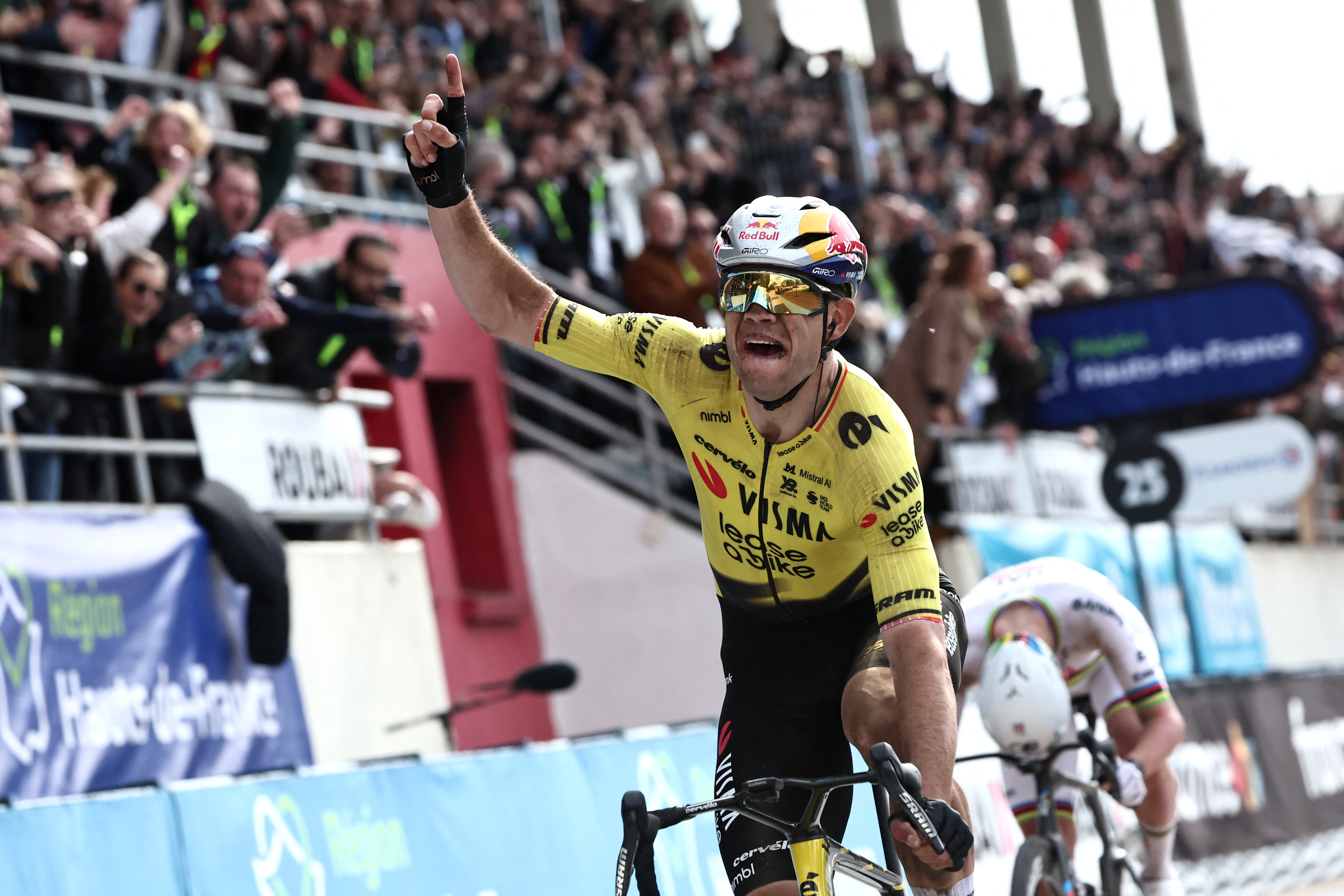 Parigi-Roubaix: Pogacar beffato in volata da Wout Van Aert