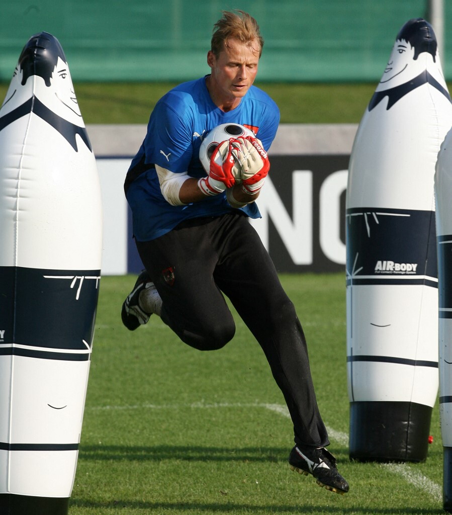 Manninger, l'ex portiere della Juve morto in incidente: auto centrata da un treno