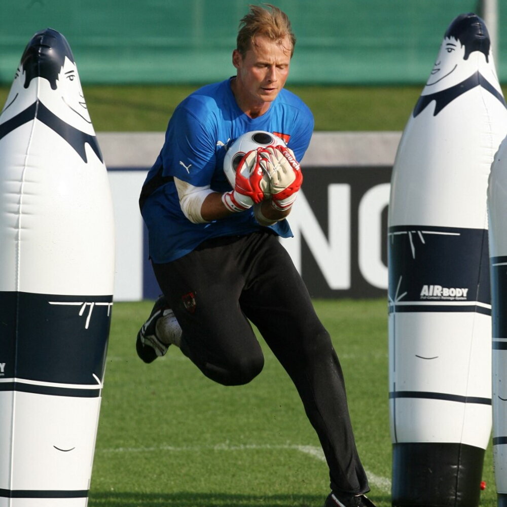Manninger, the former Juventus goalkeeper who died in an accident: car hit by a train
