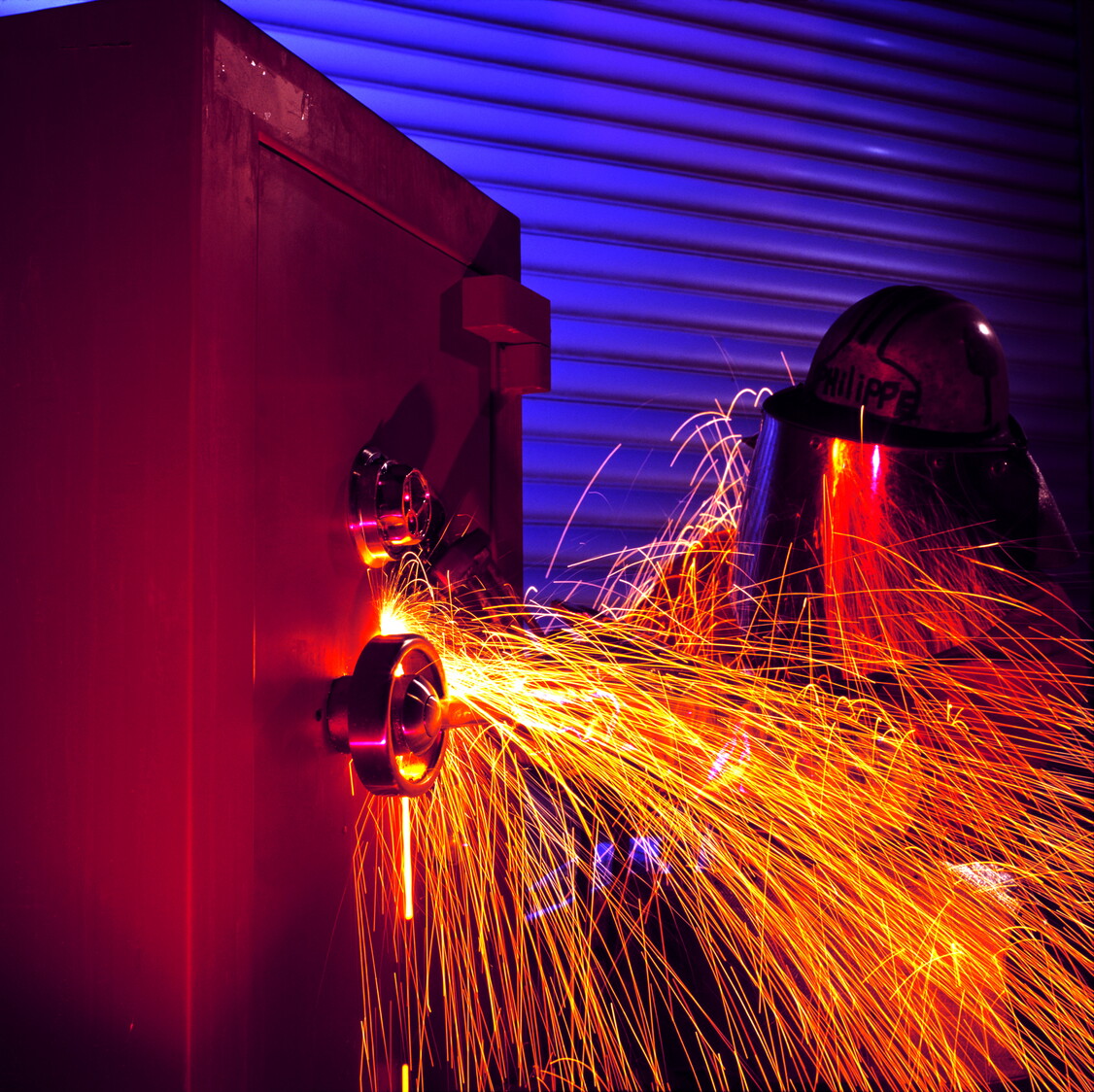 Clamorosa rapina in banca con ostaggi a Napoli, i banditi svuotano le cassette di sicurezz...