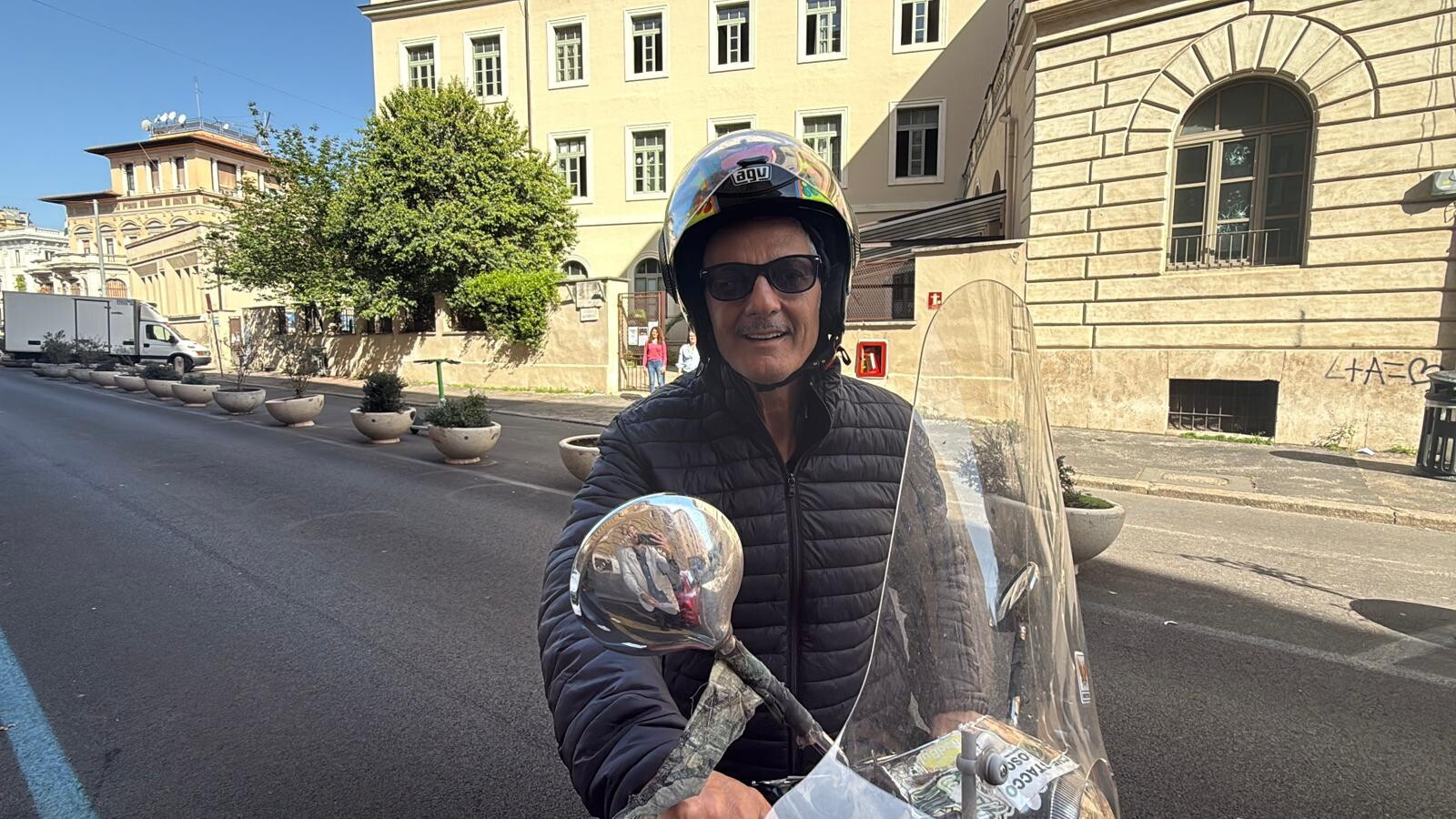 Blitz di Fiorello...a scuola: "Trump ci abbandona? Ha bisogno di noi"