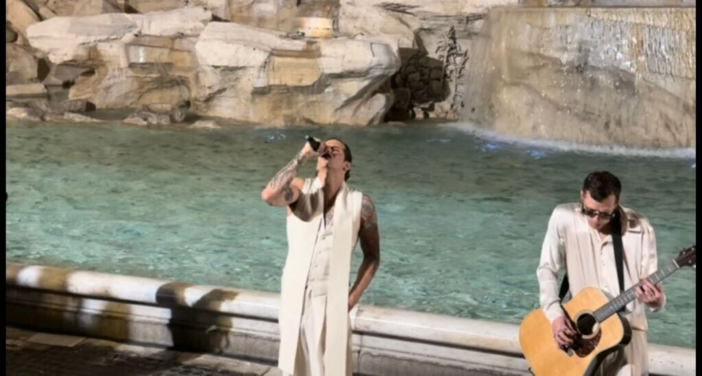 Lo show (segreto) di Achille Lauro alla Fontana di Trevi