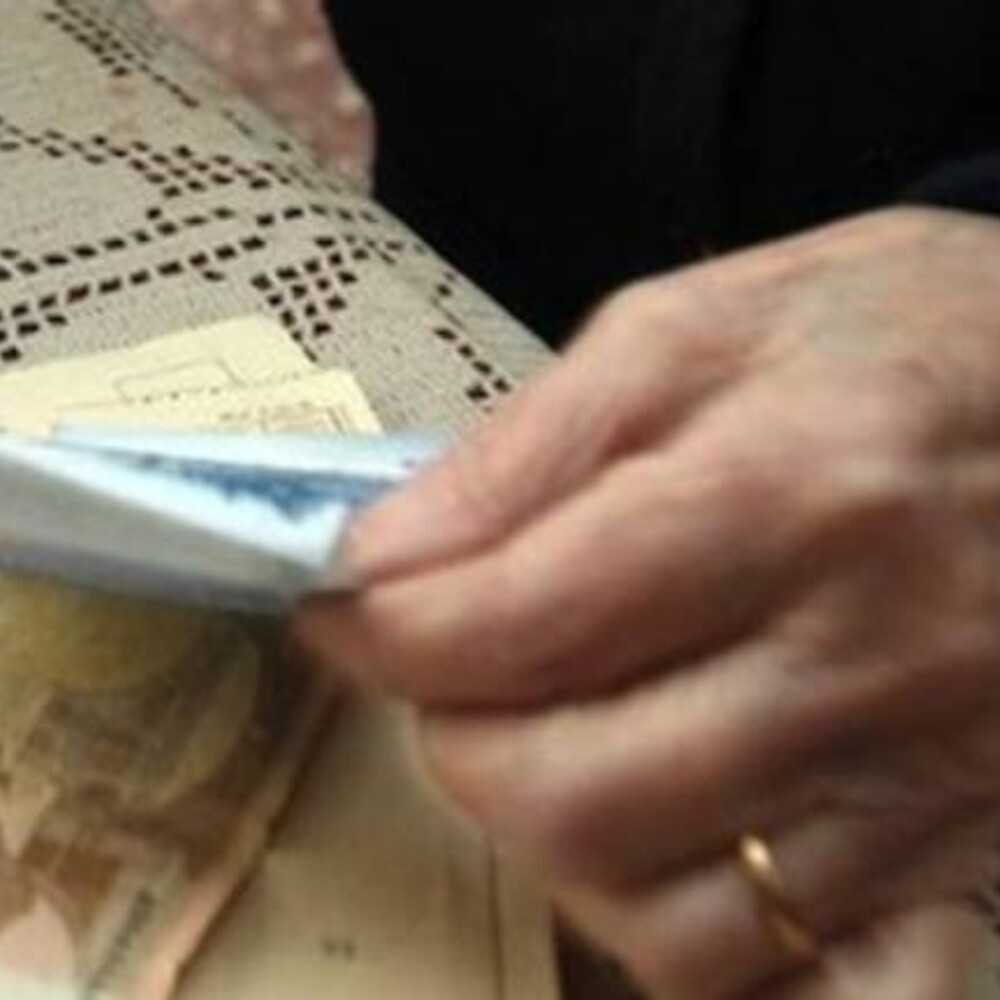 Sedute spiritiche per bonifici, la truffa perfida a un anziano