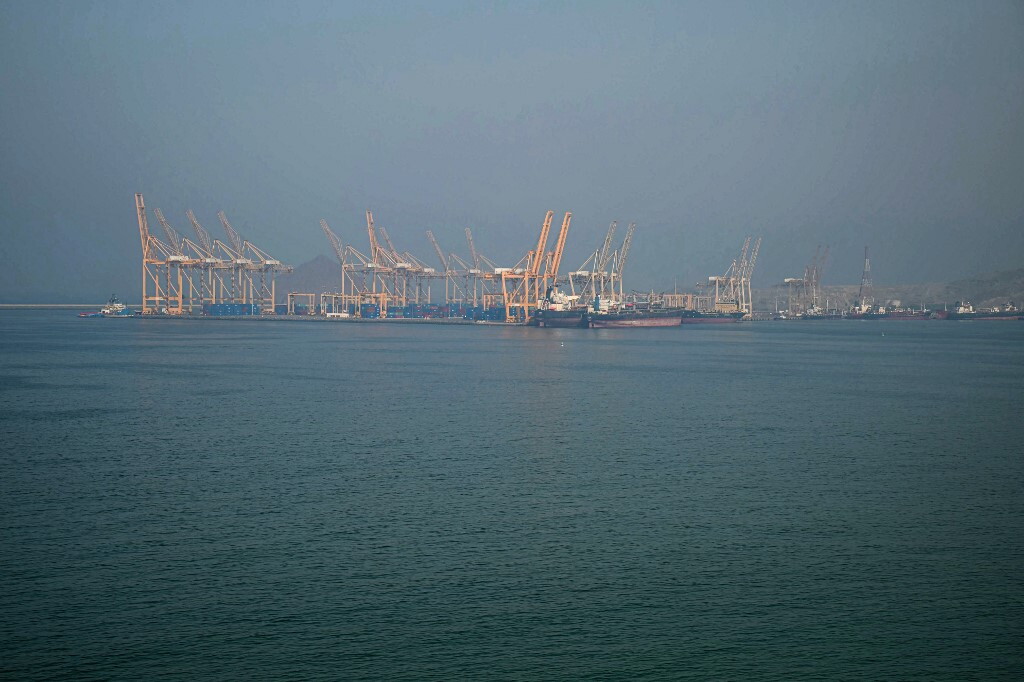 Lo stretto di Hormuz resta chiuso. Trump accusa l'Iran di "ricatto". Si lavora per la pace