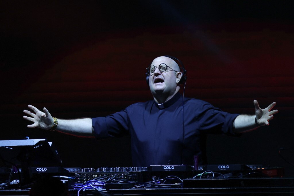 Plaza de Mayo diventa una pista da ballo: il prete DJ celebra Papa Francesco