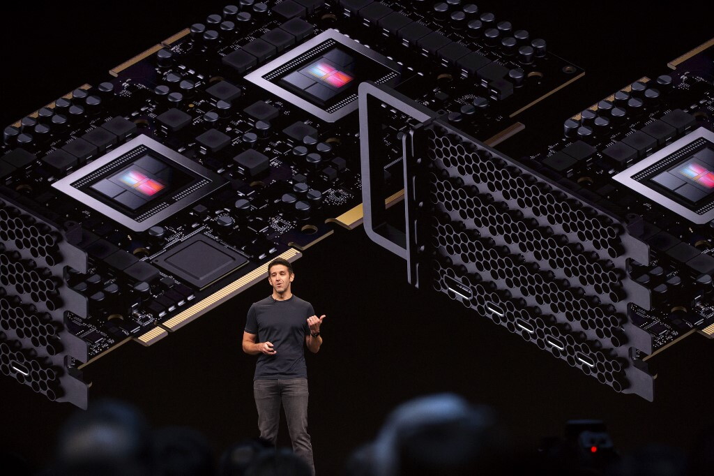 Apple, Cook si dimetterà a settembre. Al suo posto Ternus