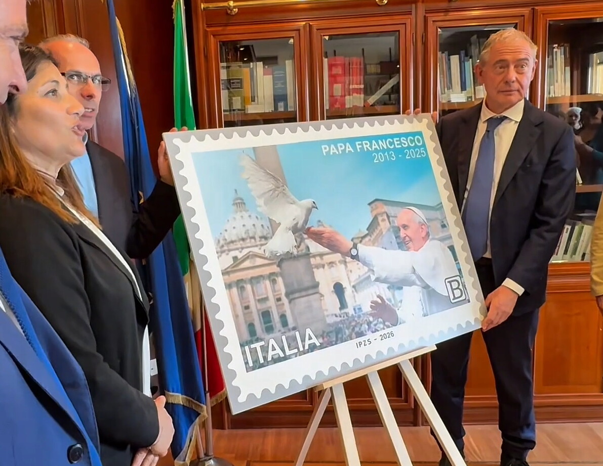 Un francobollo per Papa Francesco: omaggio a un anno dalla morte del Pontefice