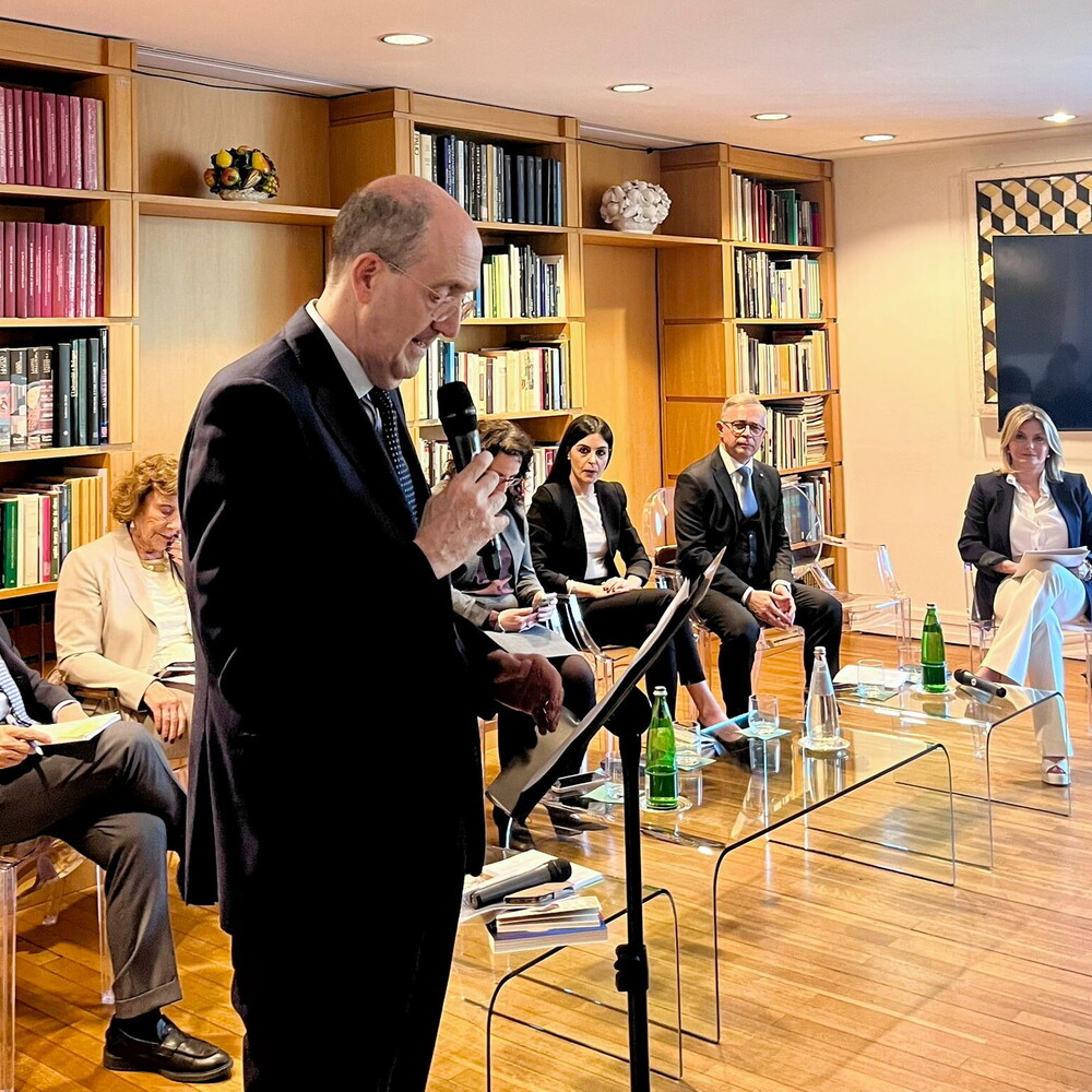 Female leadership and AI: creativity as a driver of global change