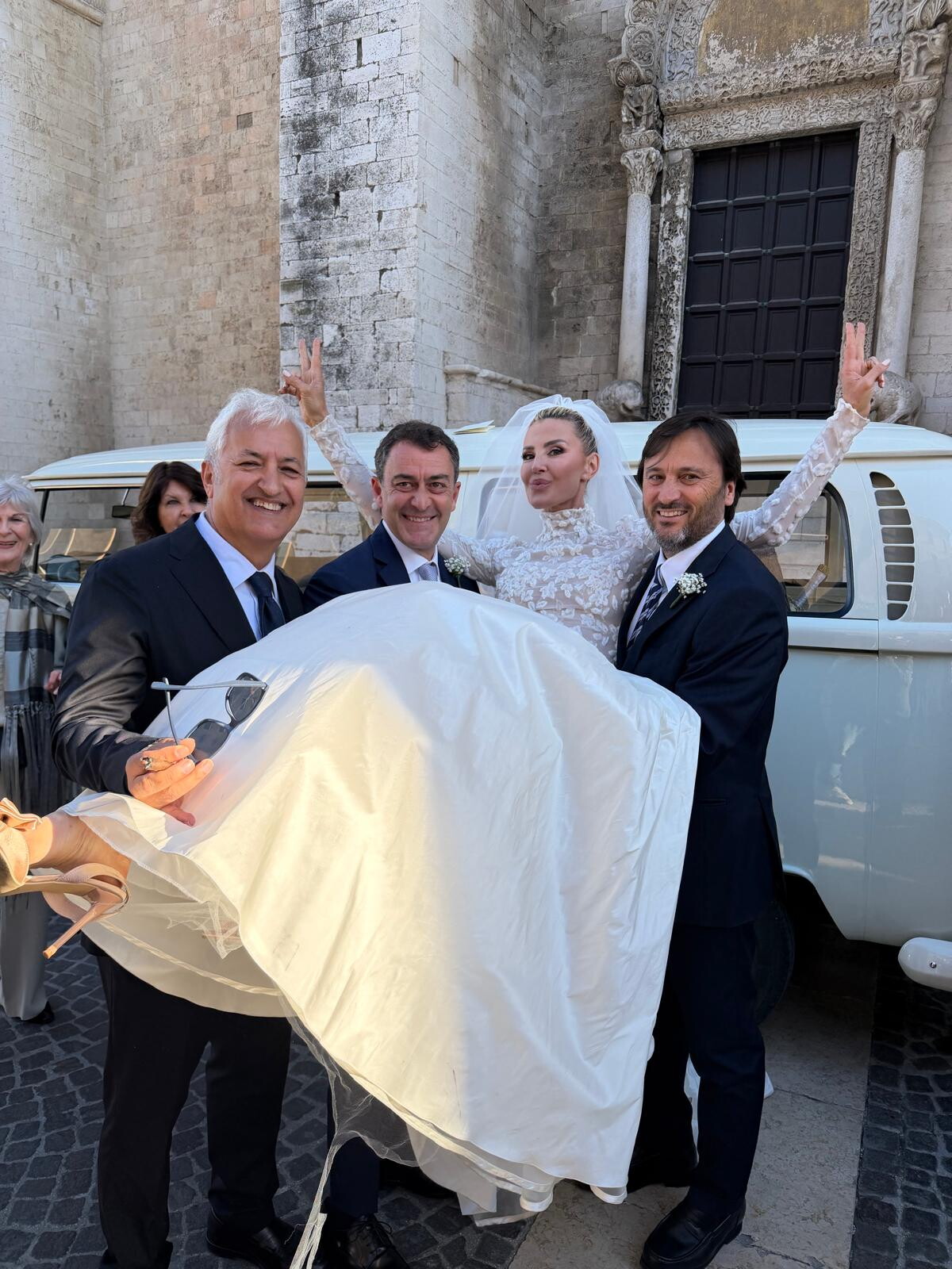 Le nozze di Nathaly Caldonazzo nella basilica di Bari