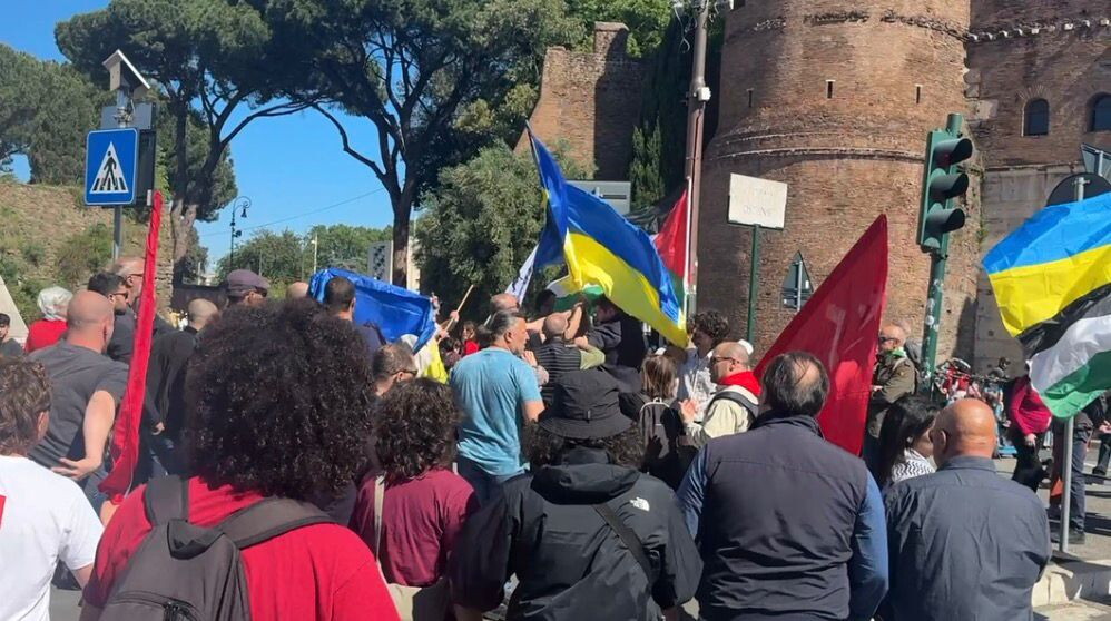 Scontri al corteo del 25 aprile a Roma: bandiere strappate e feriti