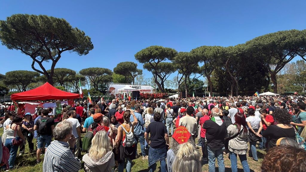 Roma: colpi di pistola ad aria compressa durante il corteo del 25 aprile. Ferita una coppi...