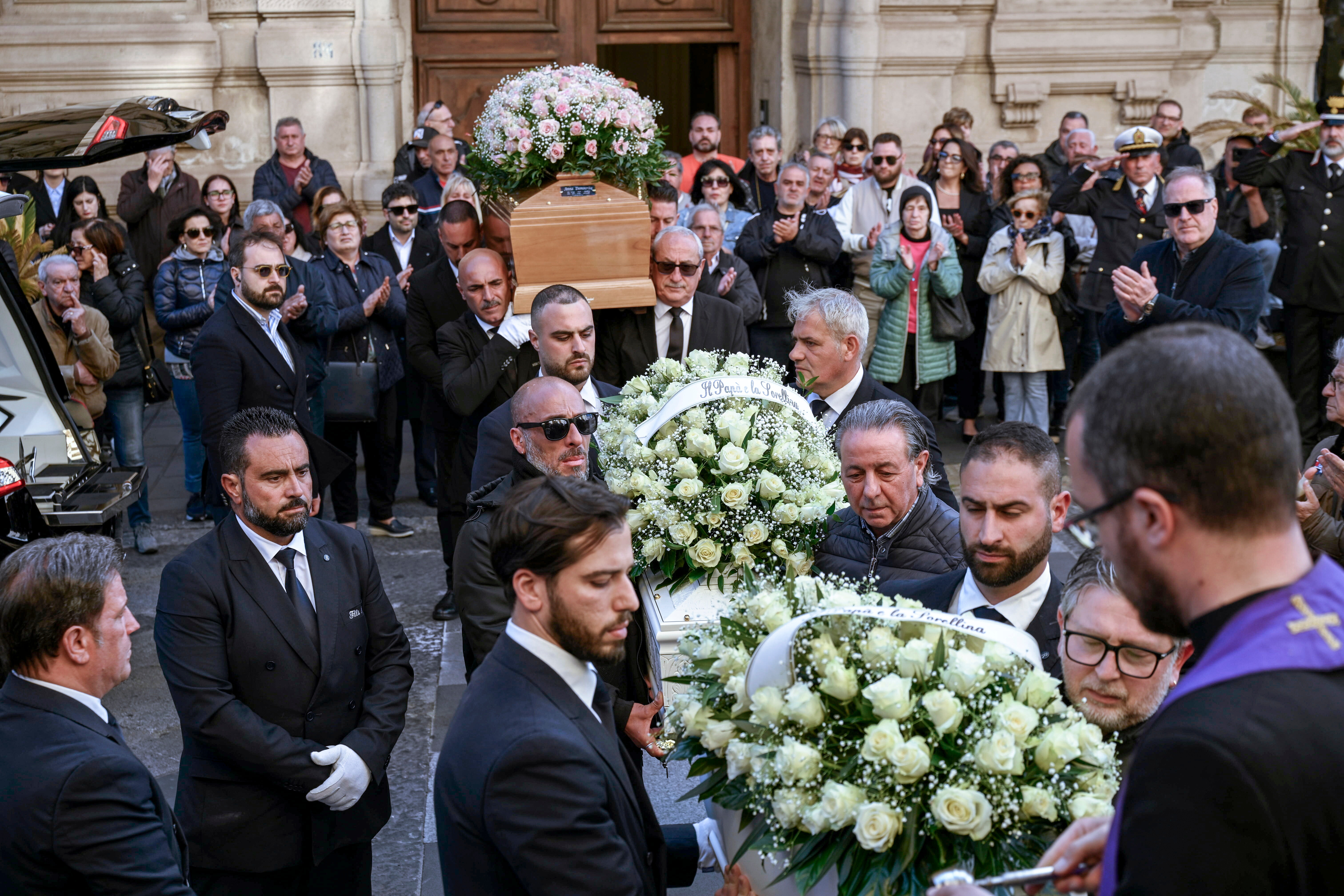 Catanzaro, il commosso addio ad Anna e ai due figli