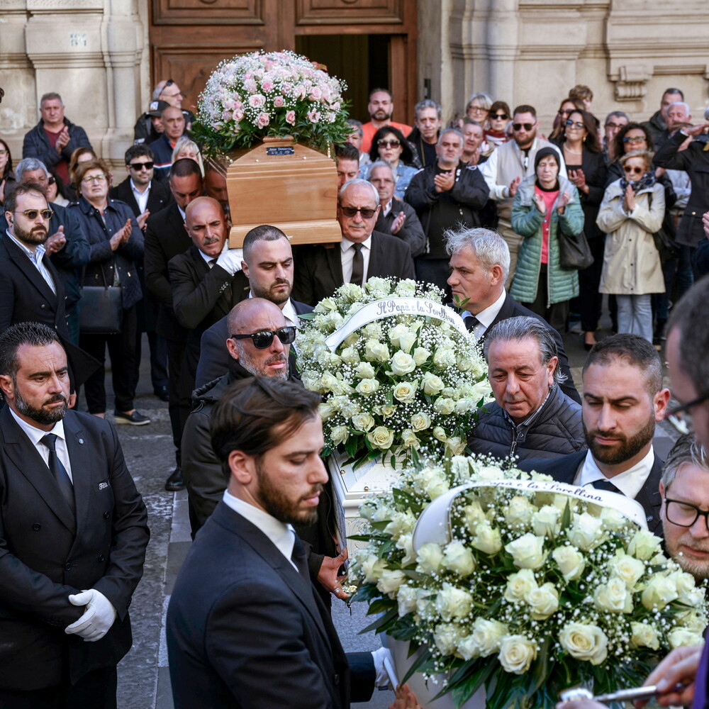 Catanzaro, l'addio ad Anna e ai due figli