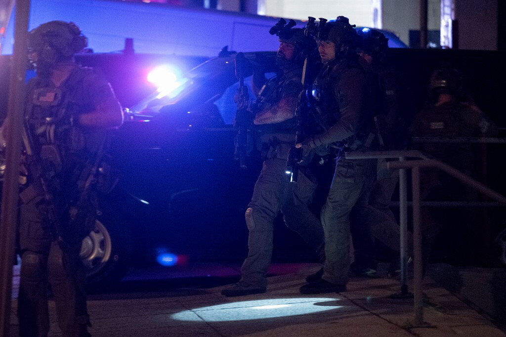 Spari alla cena dei corrispondenti della Casa Bianca. Trump illeso, preso l'attentatore