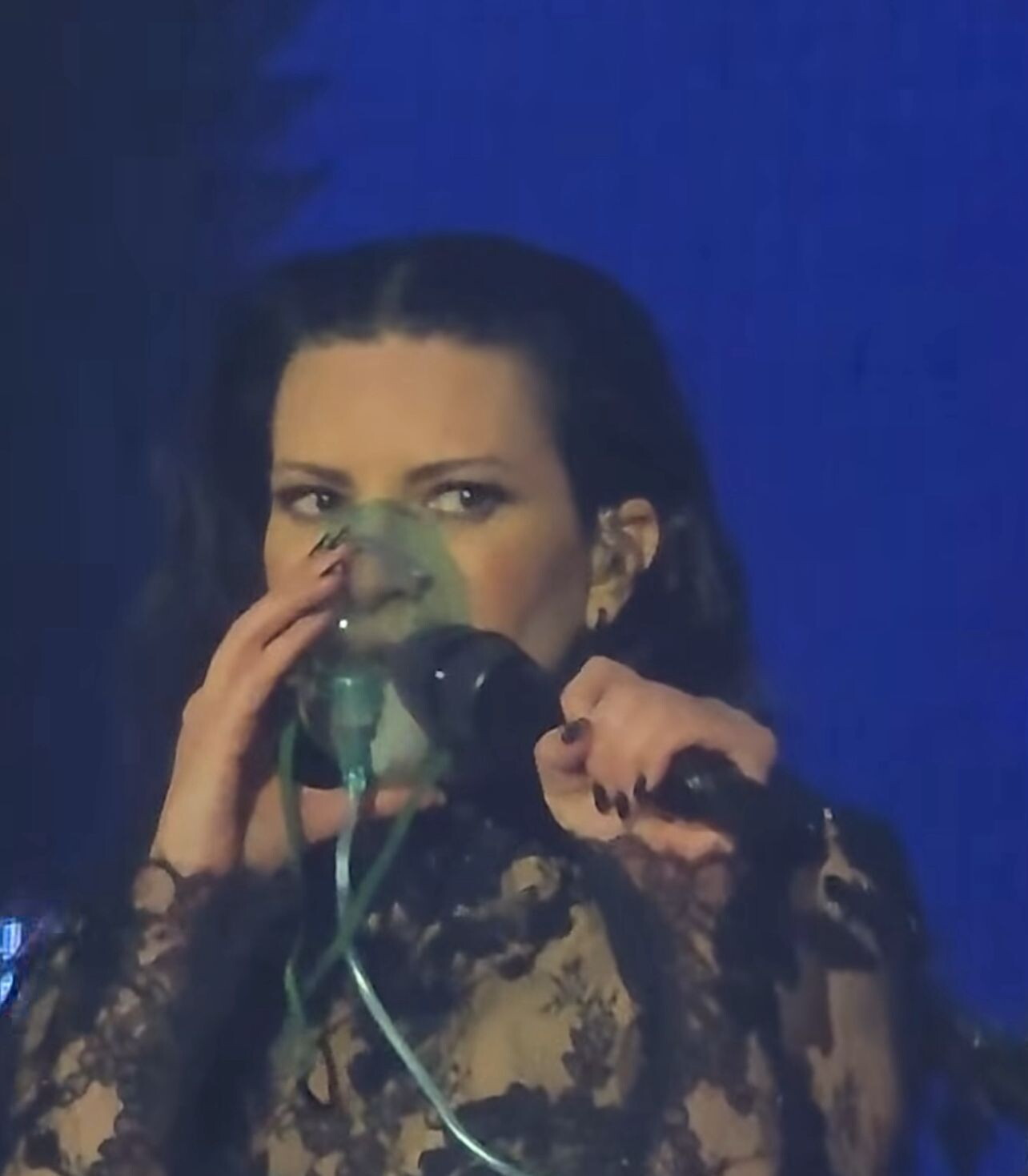 Laura Pausini ferma il concerto: paura sul palco, ha bisogno dell'ossigeno