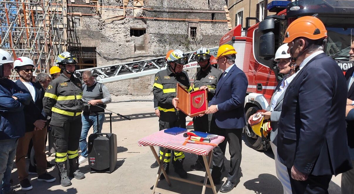 I Vigili del Fuoco riconsegnano la Torre dei Conti a Roma nel giorno delle vittime sul lavoro