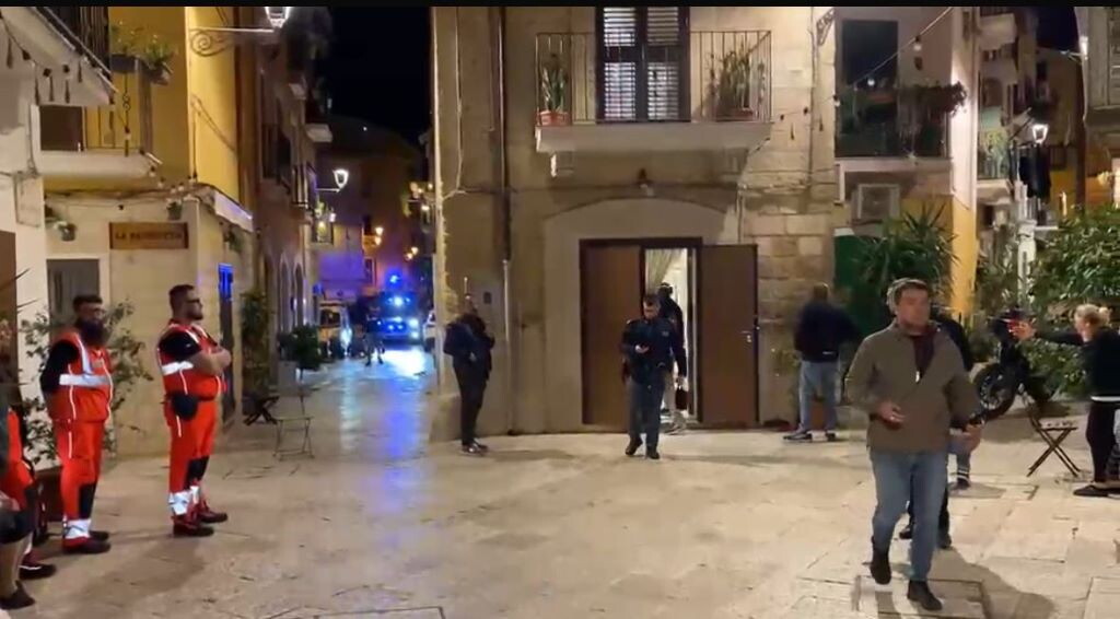 Sparatoria a Barivecchia, ferita una donna di 85 anni