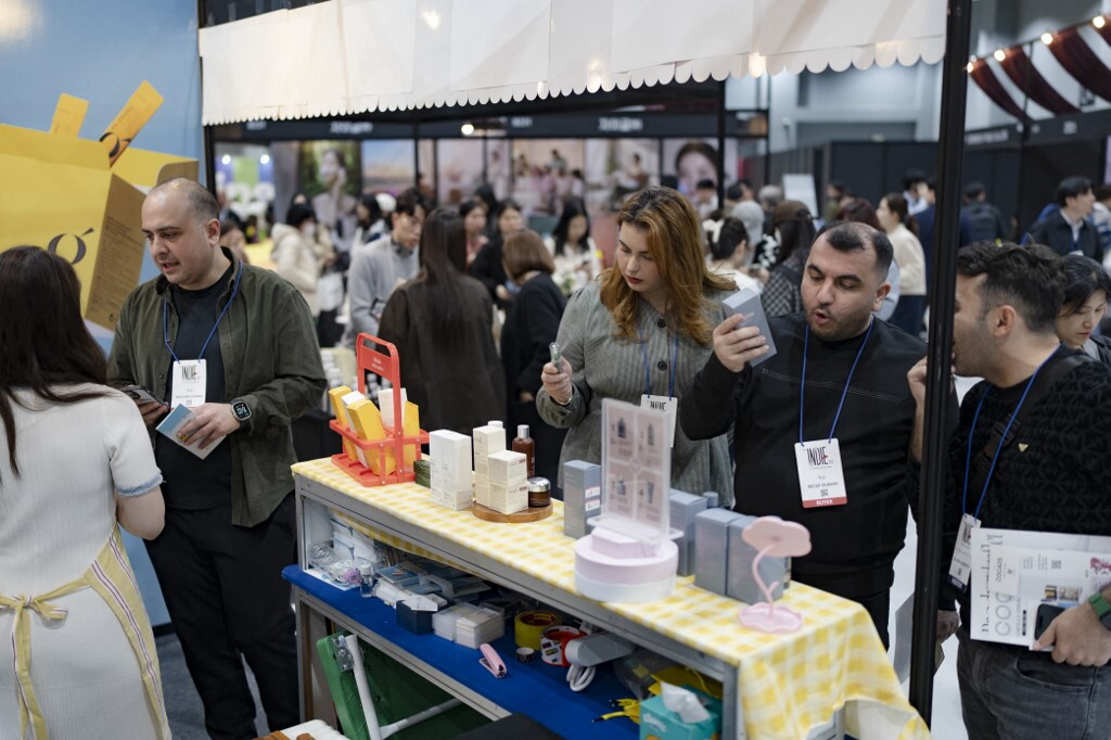 Via smalti e gel glitter, l'Ue cambia la cosmetica
