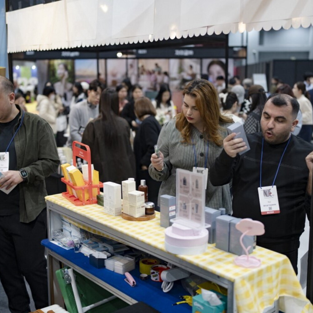 Anteprima: Via smalti e gel glitter, l'Ue cambia la cosmetica