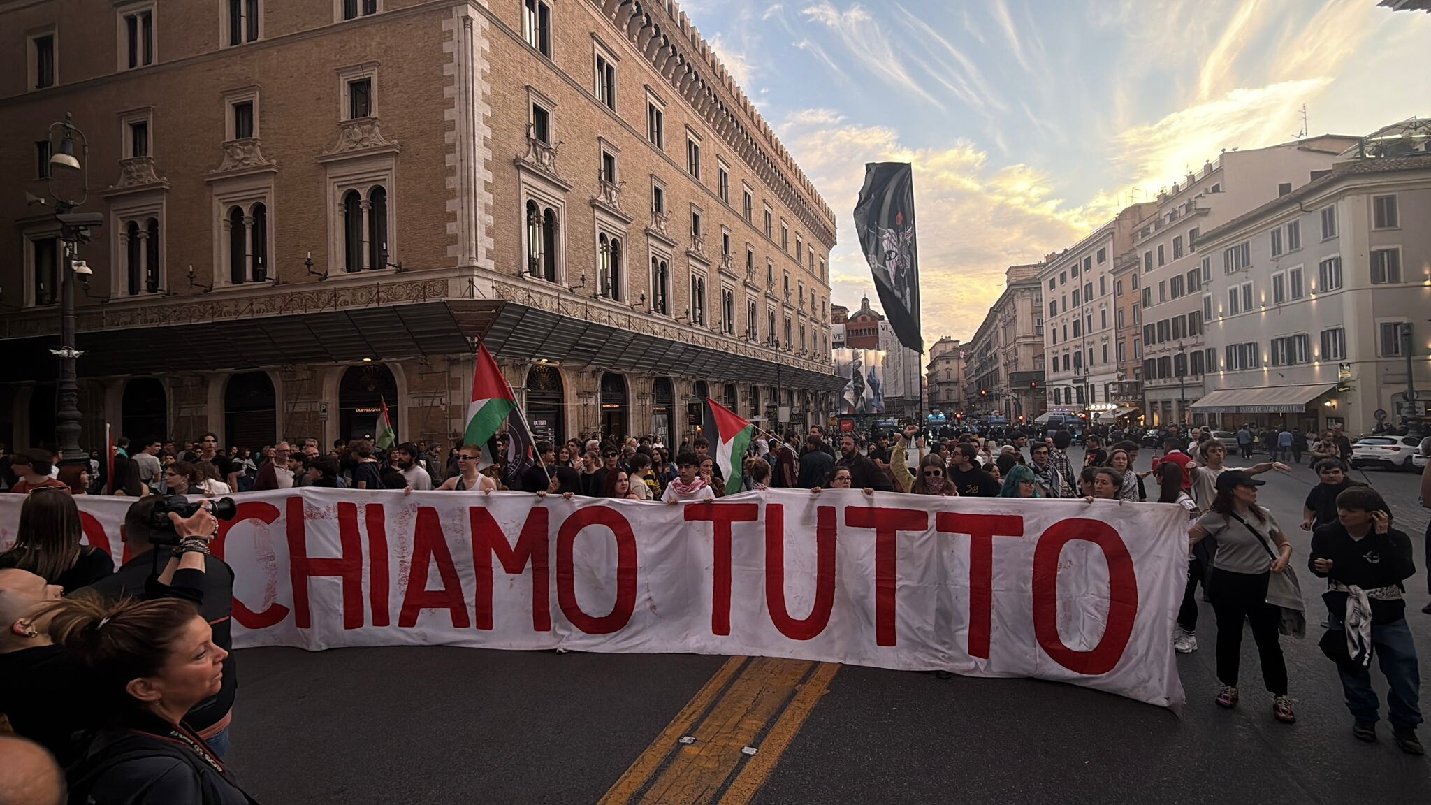 Flotilla, il presidio al Colosseo si trasforma in un corteo (VIDEO)