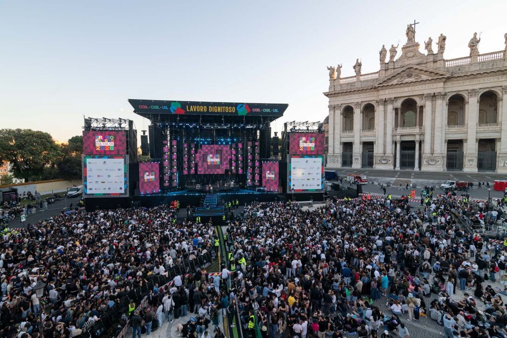 Migliaia al Concertone. Arisa emoziona con 'Futura'. Appelli pro Flotilla. Delia canta 'Be...