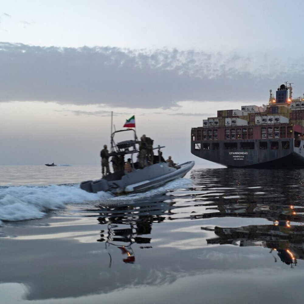Trump threatens new attacks against Tehran. An Iranian supertanker evades the blockade…